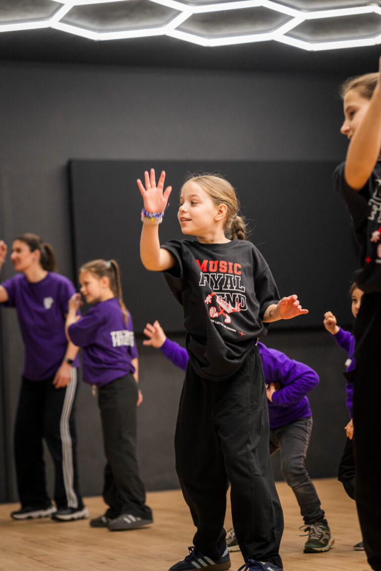 Hiphopdansers in een studio met paarse belichting